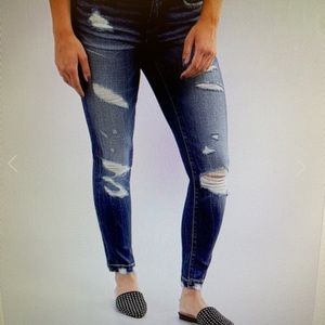 Buckle Black fit. 53 mid rise ankle skinny. Size 28 x 28. Universal fit.